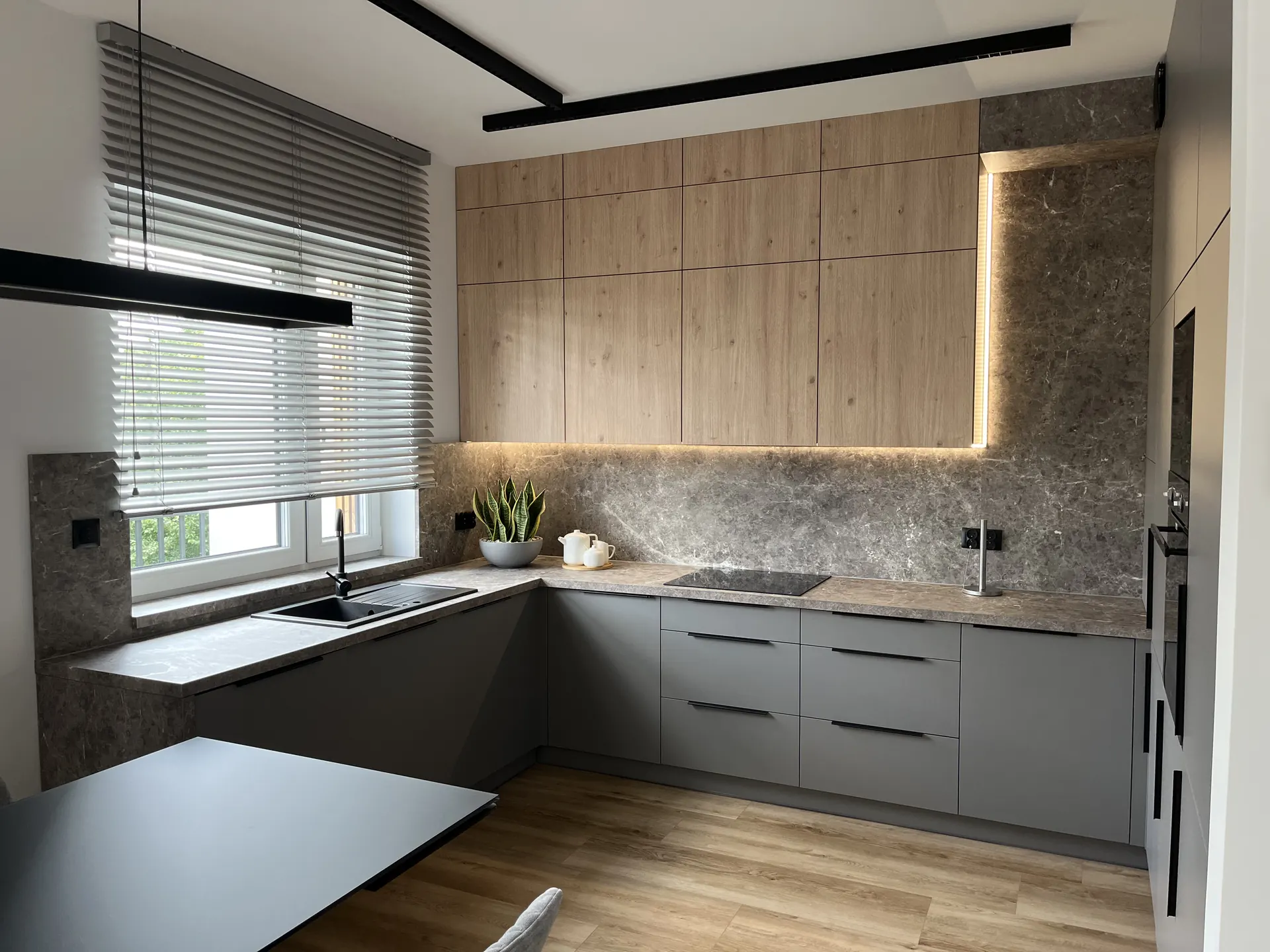 Kuchnia na wymiar Chorzów – nowoczesna zabudowa z oświetleniem LED