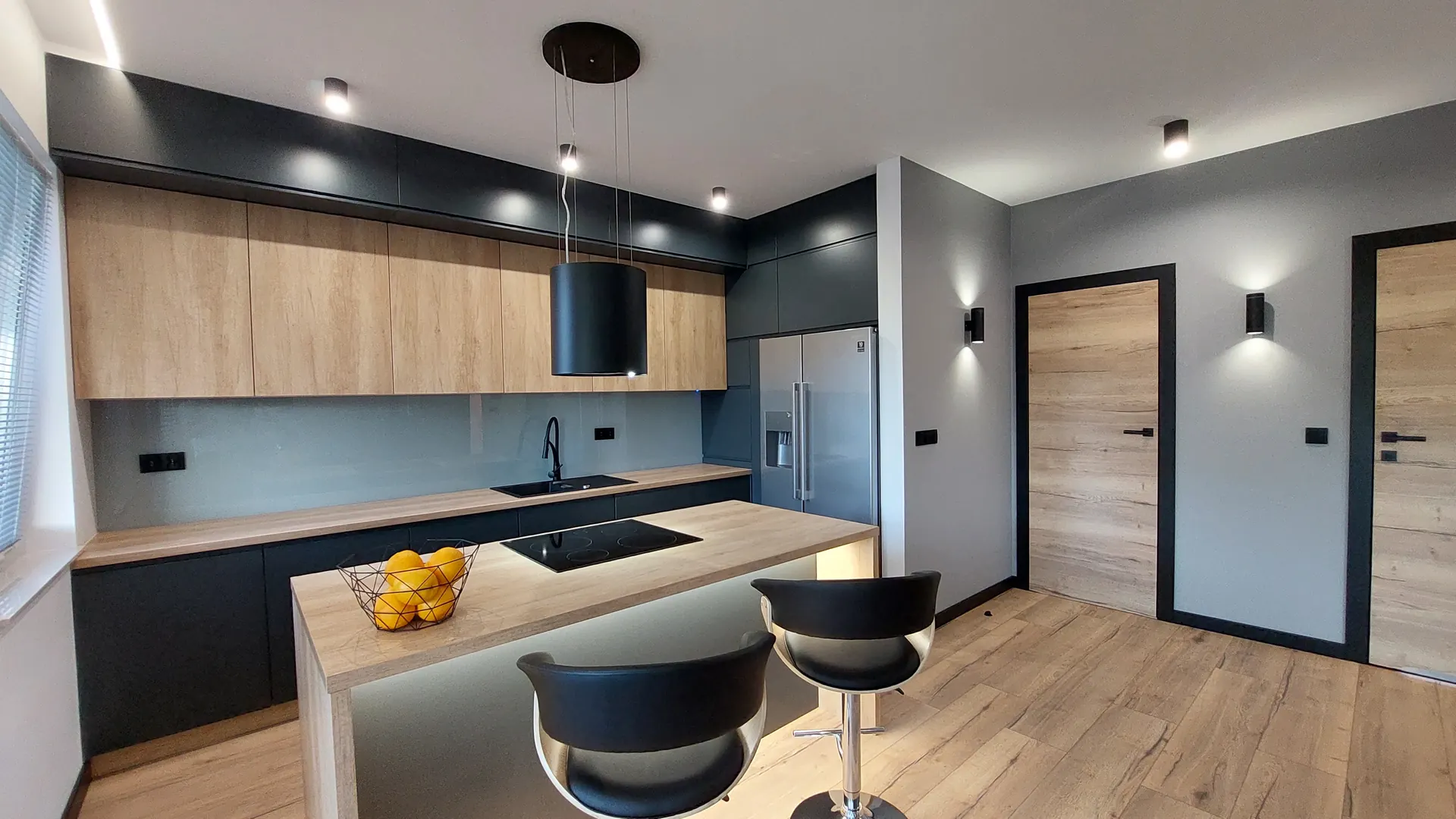 Kuchnia na wymiar Katowice – nowoczesna zabudowa z drewnianymi frontami i wyspą