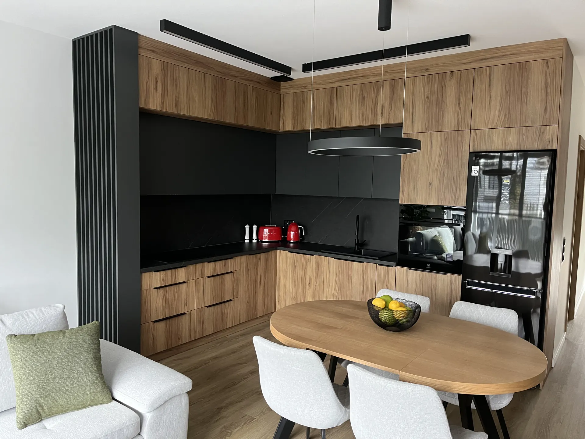 Kuchnia na wymiar Zabrze – nowoczesna zabudowa z drewnianymi frontami i wyspą