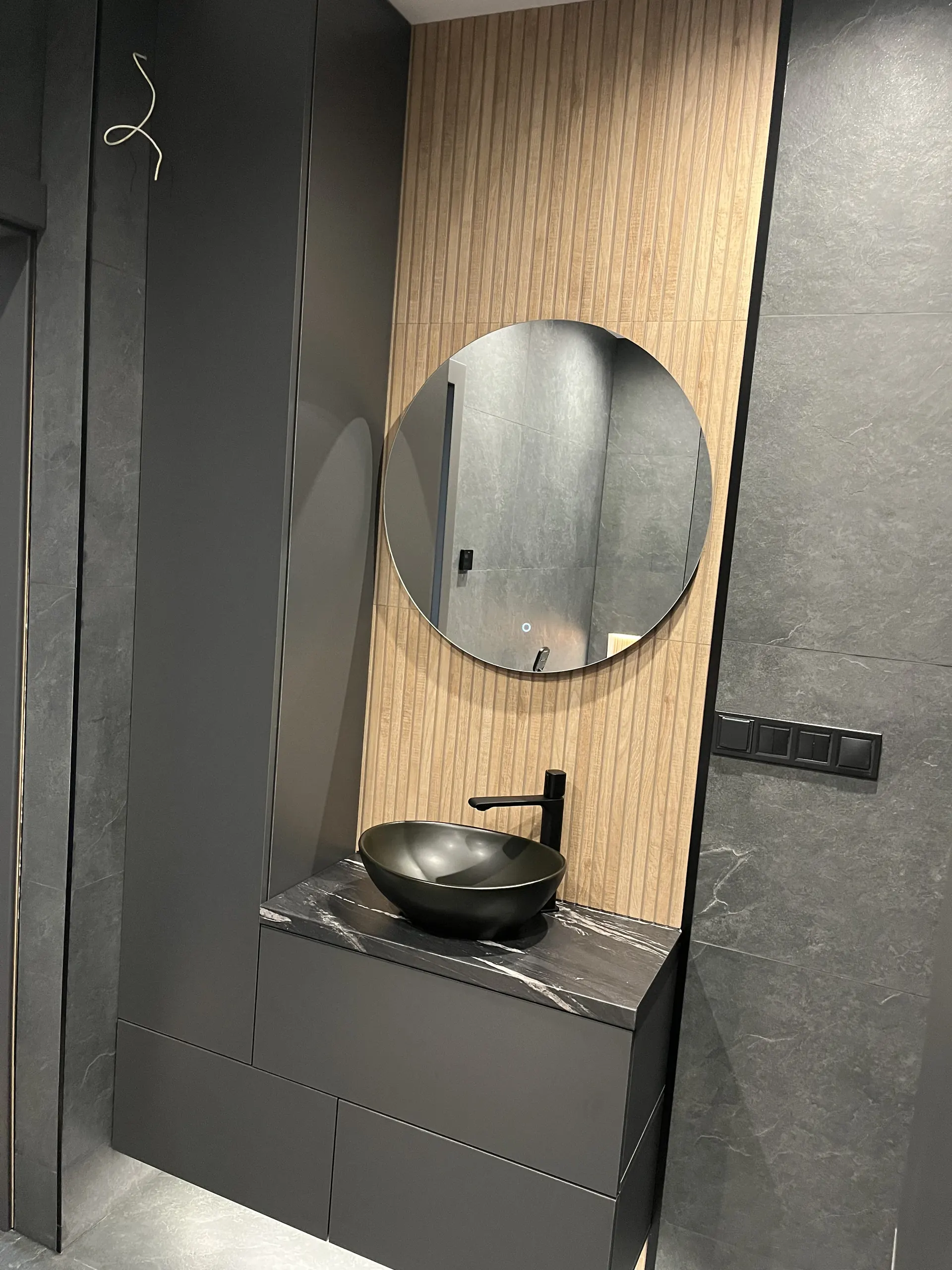 Meble łazienkowe Chorzów – luksusowa łazienka z drewnianymi panelami