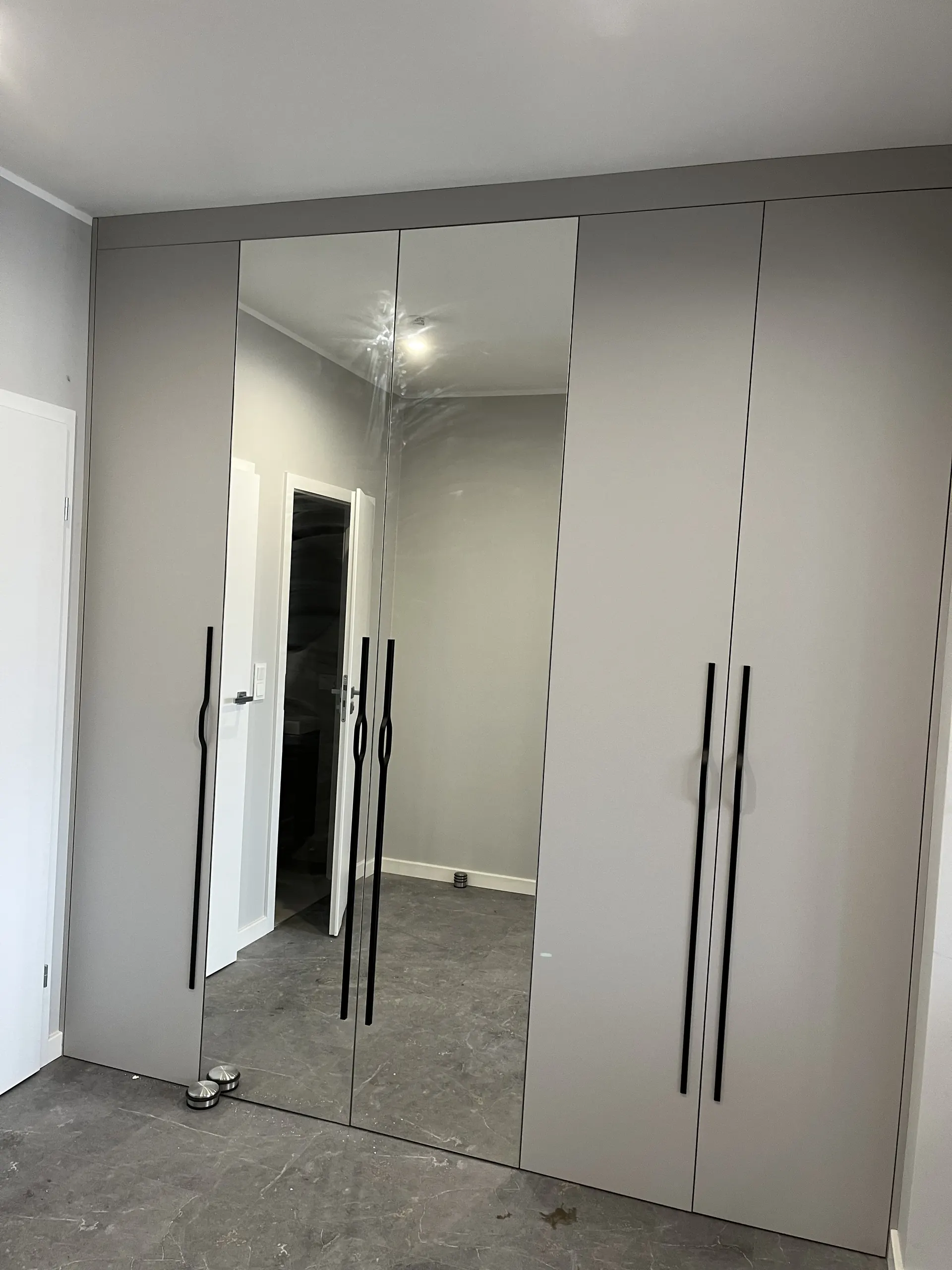 Szafa na wymiar Bytom – szafa z lustrem i czarnymi uchwytami